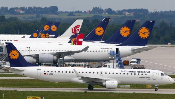 Mehrere Flugzeuge verschiedener Fluggesellschaften stehen auf einem Rollfeld.