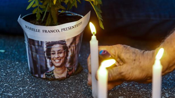 An elderly man lights a candle during a rally against the murder of Brazilian councilwoman and activist Marielle Franco, in Sao Paulo Brazil on March 15, 2018. Brazilians mourned for the Rio de Janeiro councilwoman and outspoken critic of police brutality who was shot in the city center in an assassination-style killing on the eve. / AFP PHOTO / Miguel SCHINCARIOL