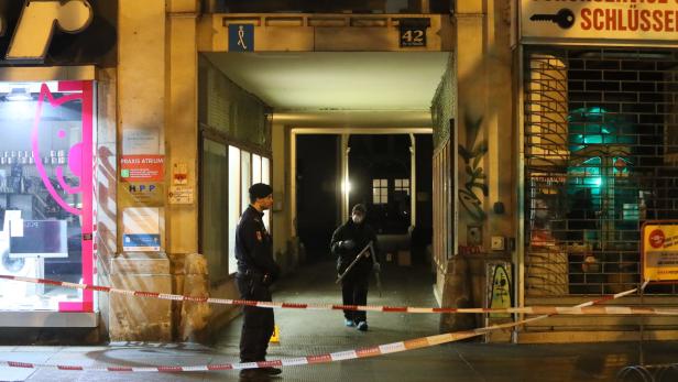 Ein Unbekannter hat auf der Praterstraße beim U- Bahnaufgang Nestroyplatz auf eine dreiköpfige Familie eingestochen und sie lebensgefährlich verletzt. Wien, am 07.03.2018.