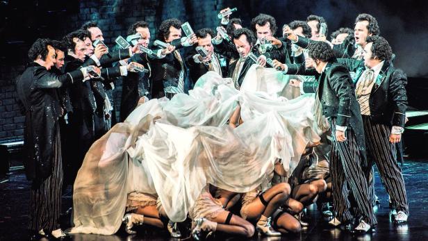 Alkohol, Travestie, Begierden, Abgründe: „Hoffmann“ in Bregenz