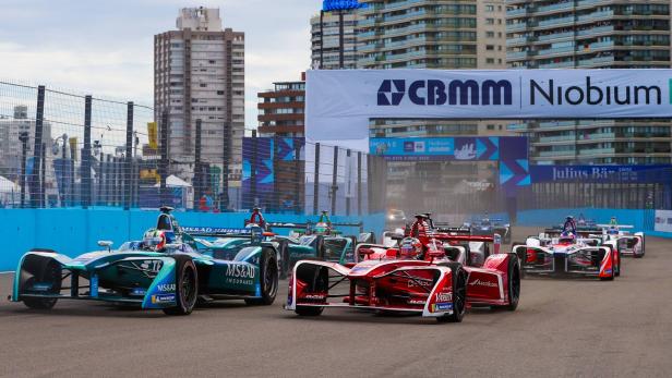 STREETS OF PUNTA DEL ESTE, URUGUAY - MARCH 17: Antonio Felix da Costa (POR), MS + AD Andretti Formula E Team, Andretti ATEC-03, and JerÃ me d Ambrosio (BEL), Dragon Racing, Penske EV-2 during the Punta del Este ePrix at Streets of Punta del Este on March 17, 2018 in Streets of Punta del Este, Uruguay. (Photo by Zak Mauger / LAT Images) Images) PUBLICATIONxINxGERxSUIxAUTxHUNxONLY _54I1255