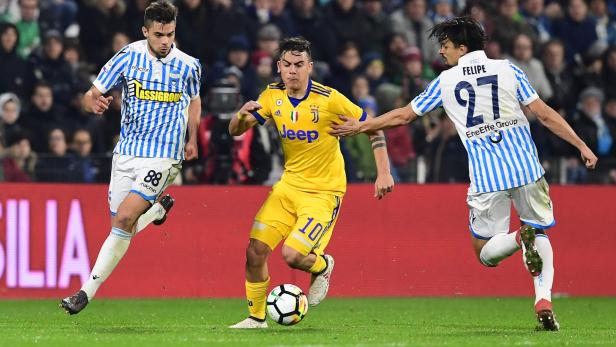 Juventus&#039; Argentinian forward Paulo Dybala vies with Spal&#039;s Italian midfielder Alberto Grassi and Spal&#039;s Brazilian defender Felipe Dal Bello during the Italian Serie A football match Spal vs Juventus at the Paolo-Mazza stadium in Ferrara on March 17, 2018. / AFP PHOTO / MIGUEL MEDINA