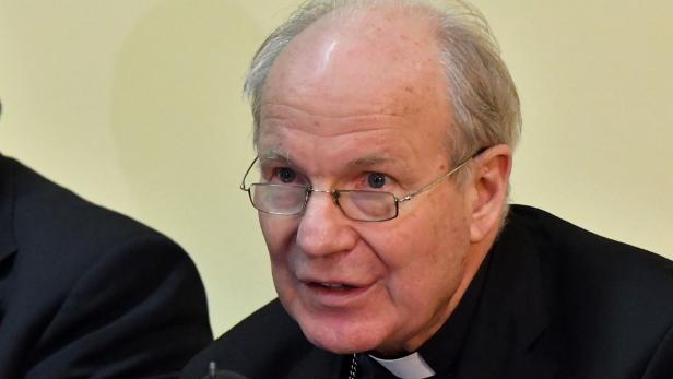 Head of Catholic Church in Bosnia and Herzegovina, Cardinal Vinko Puljic (L) and Archbishop of Vienna, Christoph Schonborn(R), give a press conference in Sarajevo, on March 8, 2018. Delegation of Austrian Bishops, headed by Cristoph Schonborn, Archbishop of Vienna is on their five-day visit to Bosnia, attending 2018 spring Bishops Conference session. / AFP PHOTO / ELVIS BARUKCIC