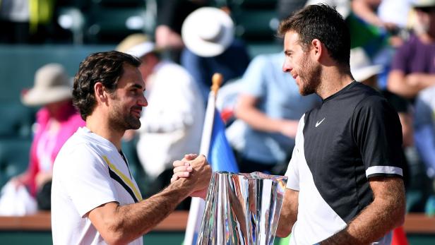 INDIAN WELLS, CA - MARCH 18: Juan Martin Del Potro of Argentina shakes hands with Roger Federer of Switzerland at the trophy presentation after a three set victory in the ATP final during the BNP Paribas Open at the Indian Wells Tennis Garden on March 18, 2018 in Indian Wells, California. Harry How/Getty Images/AFP ++ KEINE NUTZUNG IN TAGESZEITUNGS-BEILAGEN! NUR REDAKTIONELLE NUTZUNG IN TAGESZEITUNGEN, TAGESAKTUELLER TV-BERICHTERSTATTUNG (AKTUELLER DIENST) UND DIGITALEN AUSSPIELKANLEN (WEBSITES/APPS) IM UMFANG DER NUTZUNGSVEREINBARUNG. SMTLICHE ANDERE NUTZUNGEN SIND NICHT GESTATTET.++