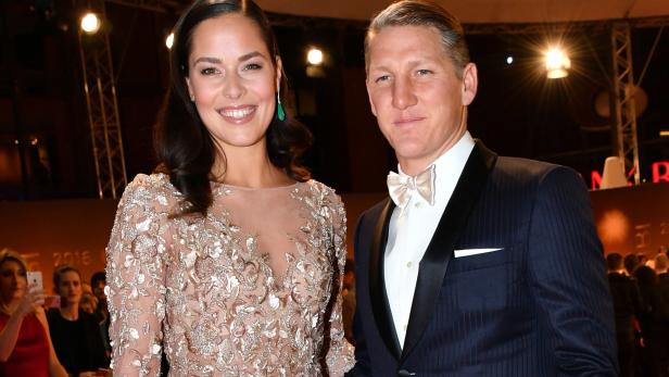 ABD0012_20180319 - BERLIN - DEUTSCHLAND: ARCHIV - 17.11.2016, Berlin: Fußballspieler Bastian Schweinsteiger und seine Frau Ana Ivanovic kommen zur Bambi-Verleihung. (zu dpa:"Der Nachwuchs ist da - Schweinsteiger und Ivanovic im Babyglück" vom 19.03.2018) Foto: Jens Kalaene/dpa-Zentralbild/dpa +++ dpa-Bildfunk +++. - FOTO: APA/dpa-Zentralbild/Jens Kalaene