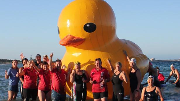This undated handout photo supplied on March 18, 2018 by Perth&#039;s Cockburn Masters Swimming Club shows swimmers posing with a giant inflatable duck they named Daphne in Perth. The Australian swimming club is appealing for ocean watchers to find their giant yellow inflatable duck Daphne, after the mascot was blown into the Indian Ocean with reported sightings hundreds of kilometres from where it was launched. The duck, owned by Cockburn Masters Swimming Club, was last seen at Perth&#039;s Coogee Beach in the early hours of March 11 as organisers prepared for a carnival. / AFP PHOTO / PERTH&#039;S COCKBURN MASTERS SWIMMING CLUB / Nick WYATT / - NO Internet / -----EDITORS NOTE --- RESTRICTED TO EDITORIAL USE - MANDATORY CREDIT &quot;AFP PHOTO / NICK WYATT / PERTH&#039;S COCKBURN MASTERS SWIMMING CLUB&quot; - NO MARKETING - NO ADVERTISING CAMPAIGNS - DISTRIBUTED AS A SERVICE TO CLIENTS - NO ARCHIVES