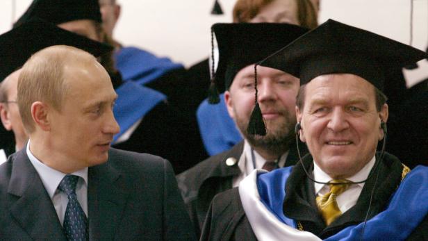 File photo of Russian President Vladimir Putin applauding German Chancellor Gerhard Schroeder after he received an honourary degree in St. Petersburg April 12, 2003. Former German Chancellor Gerhard Schroeder has come under fire in Germany for defending his close friend Vladimir Putin and for warning of the perils of isolating the Russian president over the crisis in Ukraine. Schroeder, 69, has been excoriated for speaking out in favour of Moscow and against the German government position, not least because of his 250,000 euro salary as board chairman for a joint venture with Russian gas monopoly Gazprom. REUTERS/Staff/Files (RUSSIA) - Tags: POLITICS)