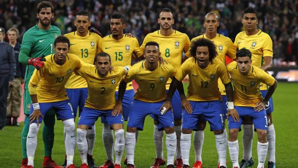 Brazil team (back row L-R) Brazil&#039;s goalkeeper Alisson, Brazil&#039;s defender Marquinhos, Brazil&#039;s midfielder Paulinho, Brazil&#039;s midfielder Renato Augusto, Brazil&#039;s defender Miranda and Brazil&#039;s midfielder Casemiro, (front row L-R) Brazil&#039;s striker Neymar, Brazil&#039;s defender Dani Alves, Brazil&#039;s striker Gabriel Jesus, Brazil&#039;s defender Marcelo and Brazil&#039;s midfielder Philippe Coutinho pose for a group photograph ahead of the international friendly football match between England and Brazil at Wembley Stadium in London on November 14, 2017. / AFP PHOTO / Adrian DENNIS / NOT FOR MARKETING OR ADVERTISING USE / RESTRICTED TO EDITORIAL USE
