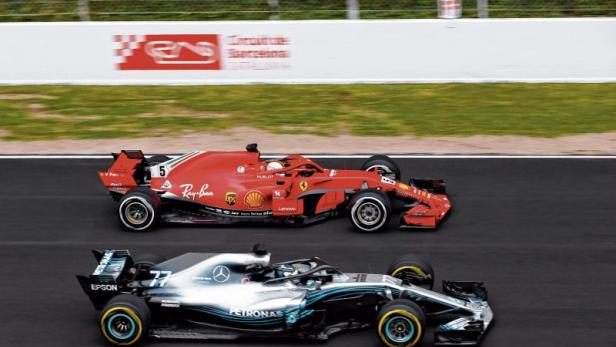 Enge Kiste: Vettel im Ferrari gegen die Weltmeister von Mercedes