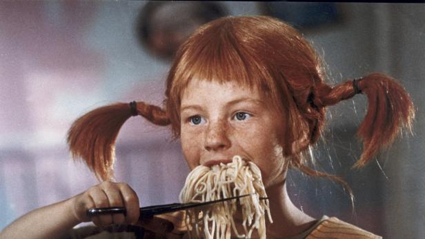 Pippi Langstrumpf isst Spaghetti mit Stäbchen.