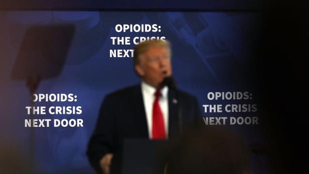 MANCHESTER, NH - MARCH 19: U.S. President Donald Trump speaks to supporters and local politicians at an event at Manchester Community College on March 19, 2018 in Manchester, New Hampshire. The president addressed the ongoing opioid crisis which has had a devastating impact on cities and counties across the nation. In Manchester overdoses through early March were up 23 percent from this time last year. Trump was joined by his wife Melania and his Attorney General Jeff Sessions Spencer Platt/Getty Images/AFP ++ KEINE NUTZUNG IN TAGESZEITUNGS-BEILAGEN! NUR REDAKTIONELLE NUTZUNG IN TAGESZEITUNGEN, TAGESAKTUELLER TV-BERICHTERSTATTUNG (AKTUELLER DIENST) UND DIGITALEN AUSSPIELKANLEN (WEBSITES/APPS) IM UMFANG DER NUTZUNGSVEREINBARUNG. SMTLICHE ANDERE NUTZUNGEN SIND NICHT GESTATTET.++