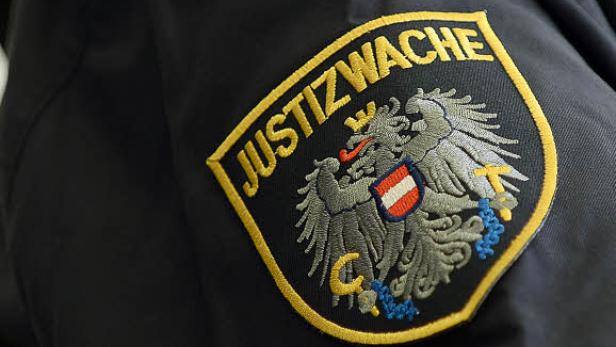 Die Uniform eines österreichischen Justizwachebeamten mit Rangabzeichen.