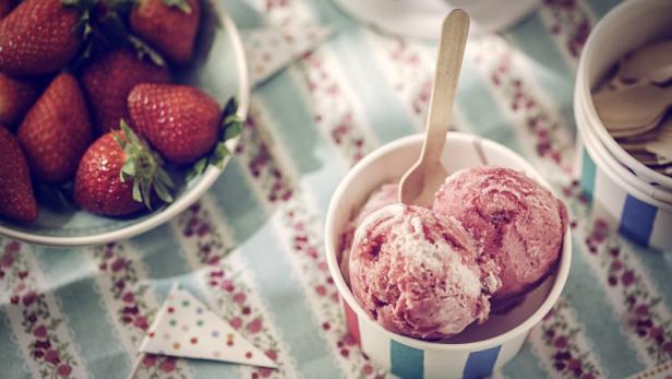 Eissaison eröffnet: Heuer essen wir Erdbeer-Basilikum
