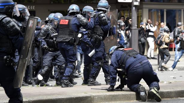 Terrorgefahr, EURO-Hooligans, linke Demonstrationen mit Gewalttätern (Bild): Die französische Polizei ist im Mehrfronteneinsatz.