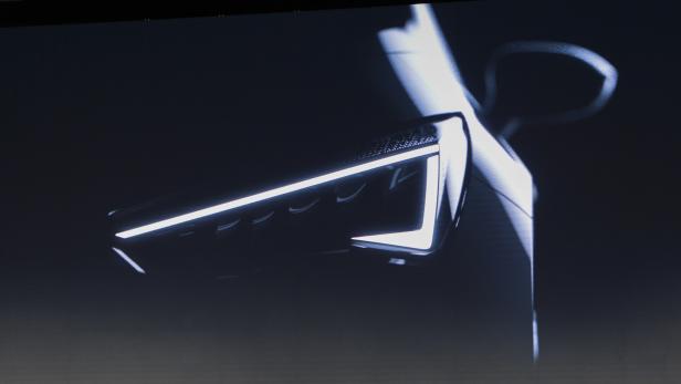 Detailansicht eines modernen Autoscheinwerfers mit LED-Beleuchtung.