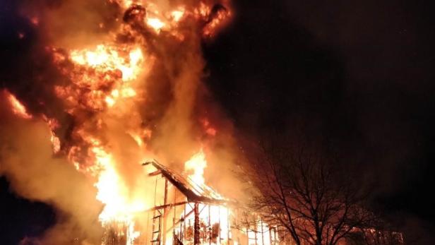 Großbrand auf Bauernhof im Flachgau: Stallgebäude abgebrannt