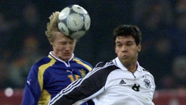 2001: Andrej Gusin (li.) im Kopfballduell mit Michael Ballack.