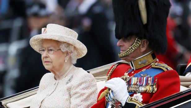 Königin Elizabeth II. und Prinz Philip fahren in einer Kutsche.