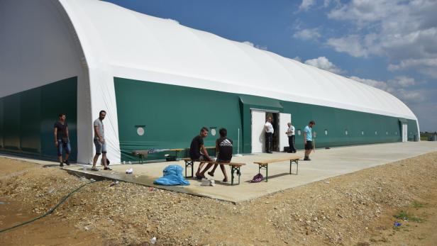 Die Sammelstelle für Flüchtlinge in Nickelsdorf musste nach Einwänden der BH Neusiedl geräumt werden