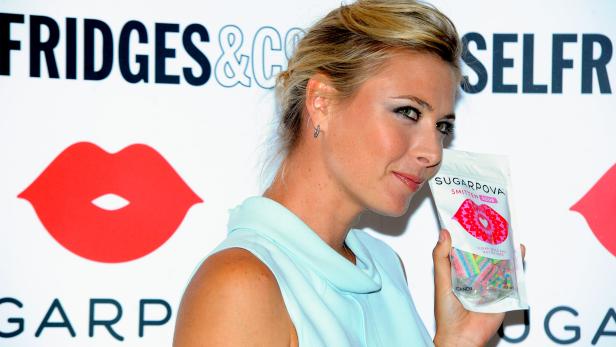 Maria Sharapova hält eine Tüte „Sugarpova“-Süßigkeiten in der Hand.