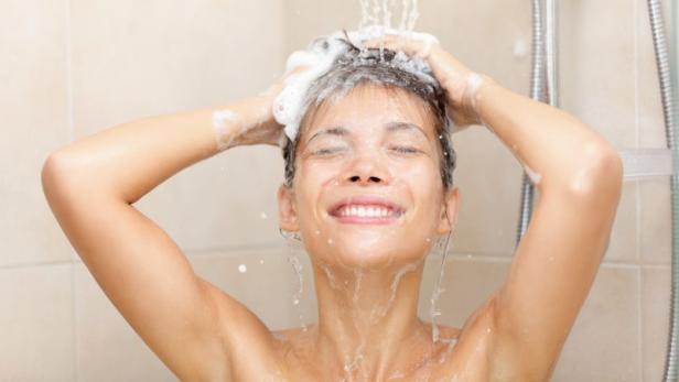 Einmal oder zweimal shampoonieren? Was eine Expertin rät