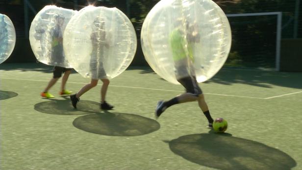 Mit so einem riesigen Ball um den Oberkörper muss man erst seine Lauftechnik anpassen.