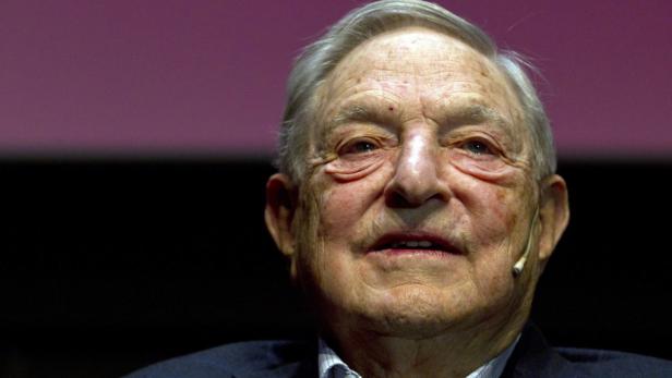 Ein Porträt von George Soros vor einem dunklen Hintergrund.