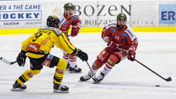 Zwei Eishockeyspieler kämpfen um den Puck auf dem Eis.