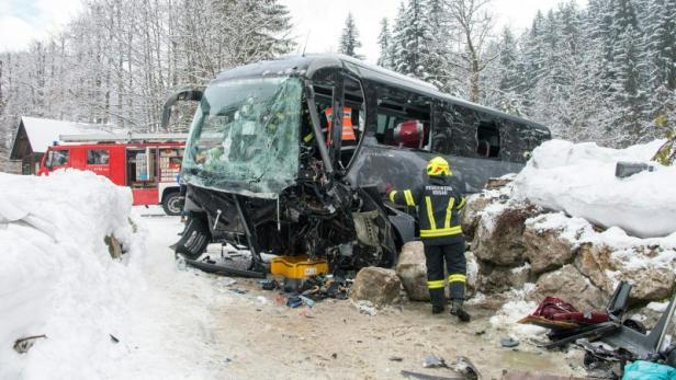Unfall mit voll besetztem Bus am Pass Gschütt