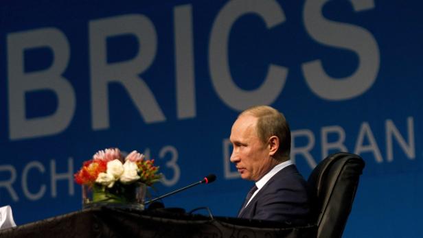 Russian President Vladimir Putin speaks during closing remarks at the fifth BRICS Summit in Durban, March 27, 2013. REUTERS/Rogan Ward (SOUTH AFRICA - Tags: POLITICS BUSINESS)