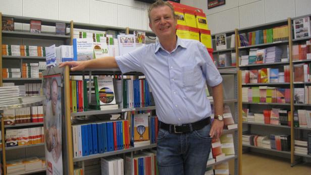 Erlesenes: Manfred Arthaber in seiner Arbeitswelt, in der es unzählige Arbeitswelt-Bücher gibt