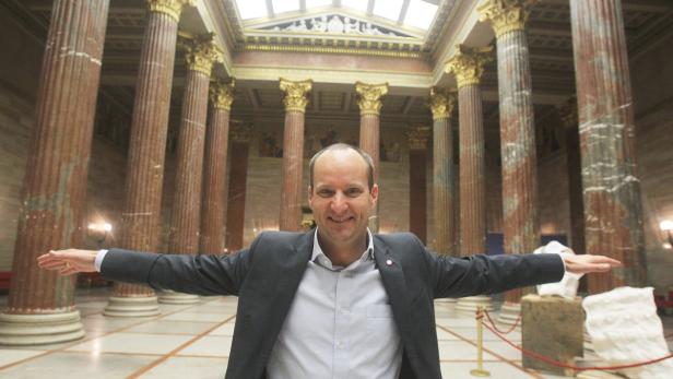 Neos-Chef Strolz zeigt in der Säulenhalle des Parlaments, wie er die Flügel hebt: „Wir haben durch Authentizität und Ehrlichkeit gepunktet.“