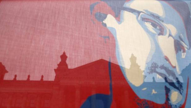 Ein Porträt von Willy Brandt vor dem Hintergrund des Brandenburger Tors.