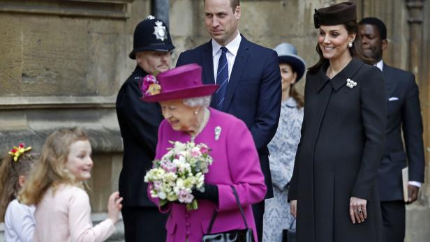 Strahlend mit der Queen: Kate hochschwanger in Ostermesse