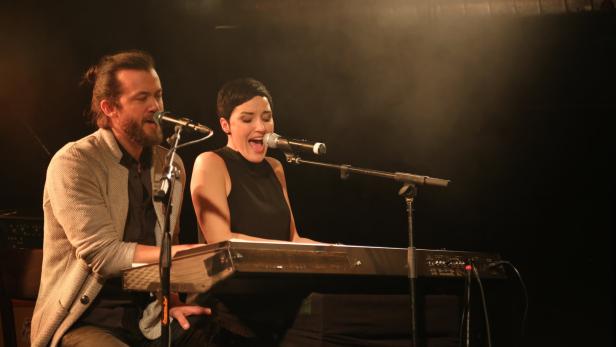 Ina Regen (rechts) mit Produzent und Gitarrist Florian Cojocaru auf der Bühne des Kulturvereins Röda in Steyr