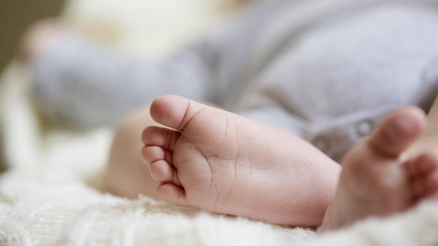 Mehrere Knochenbrüche bei Baby: Eltern leugnen vor Gericht in Linz