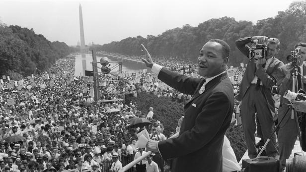 Martin Luther King steht auf einem Balkon vor einer Menschenmenge