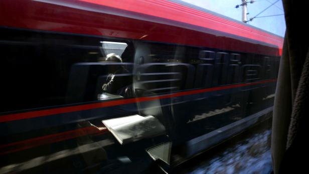 Railjets geräumt: Polizei rückte zur Unterstützung von Zugbegleitern aus