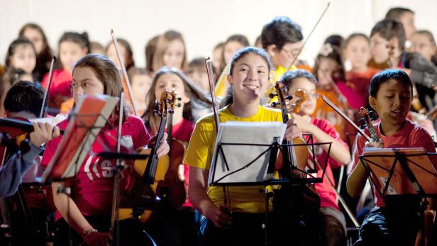 Ein Jugendorchester spielt Violinen.