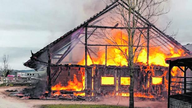 Hölzerne Lagerhalle brannte völlig nieder