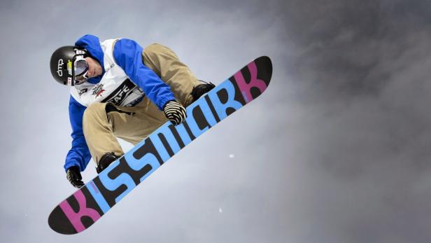 epa03616388 Janne Korpi of Finland in action during the men&#039;s final of the World Snowboard Tour (WST) Champs Open in Leysin, Switzerland, 09 March 2013. Korpi won the competition. EPA/LAURENT GILLIERON