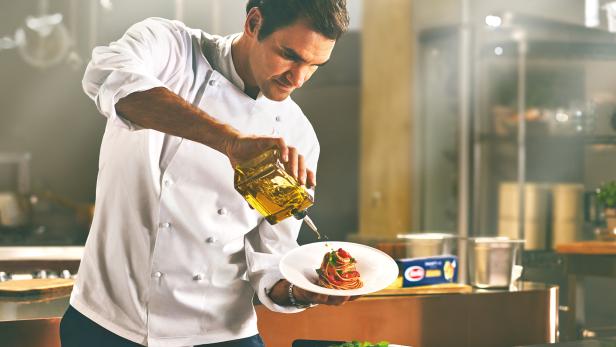 Spaghetti kochen: Roger Federer matcht sich in der Küche