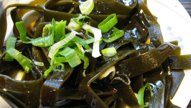 Kombu Kombu ist ein Bestandtel von Dashi, dem japanischen Fischfond, der für zahlreiche Speisen in Japan eingesetzt wird. Außerdem wird aus Kombu ein Tee namens Kombucha angesetzt, der aber nichts mit dem österreichischen gleichnamigen Getränk gemein hat. In China und Korea wird Kombu in Kombination mit Bohnen verzehrt.