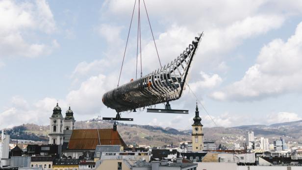 Schiffsrumpf wurde auf Dach des Linzer Kulturquartiers gehoben