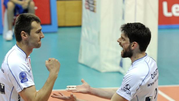 APA7649980-2 - 23042012 - INNSBRUCK - ÖSTERREICH: ZU APA-TEXT SI - Daniel Gavan und Claudio Carletti (Hypo Tirol) jubeln nach einem Punktgewinn während der Volleyball-Final-Begegnung zwischen Hypo Tirol und Posojilnica Aich/Dob am Montag, 23. April 2012, in Innsbruck. APA-FOTO: ROBERT PARIGGER