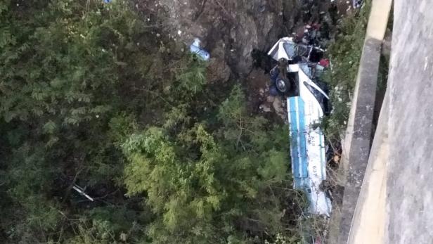 Ein Bus ist von einer Straße abgekommen und einen Hang hinuntergestürzt.