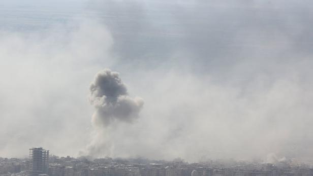 TOPSHOT-SYRIA-CONFLICT-DOUMA Verwirrung um Angriff auf syrischen Militärflughafen