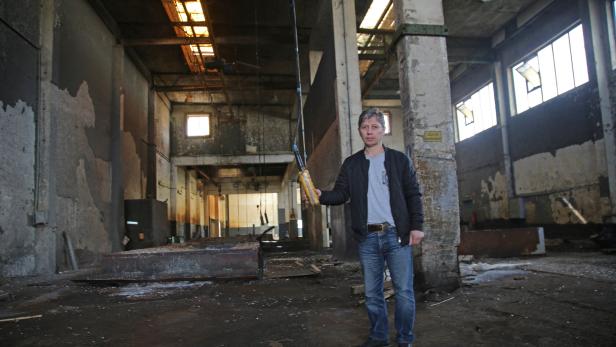 Betriebsrat Hayri Ulay in der leer geräumten Fabrikshalle.