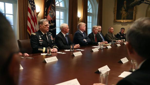 US-Präsident Donald Trump (Mitte) lässt sich von seinem Militärstab zur Lage in Syrien beraten