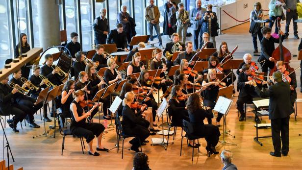 Das Orchester „Vocal-Instrumental-Brunnenthal“ spielte zum Auftakt Werke des Walzerkönigs Johann Strauß  